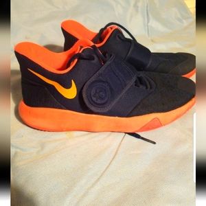 Boys Nike shoes sz 7y